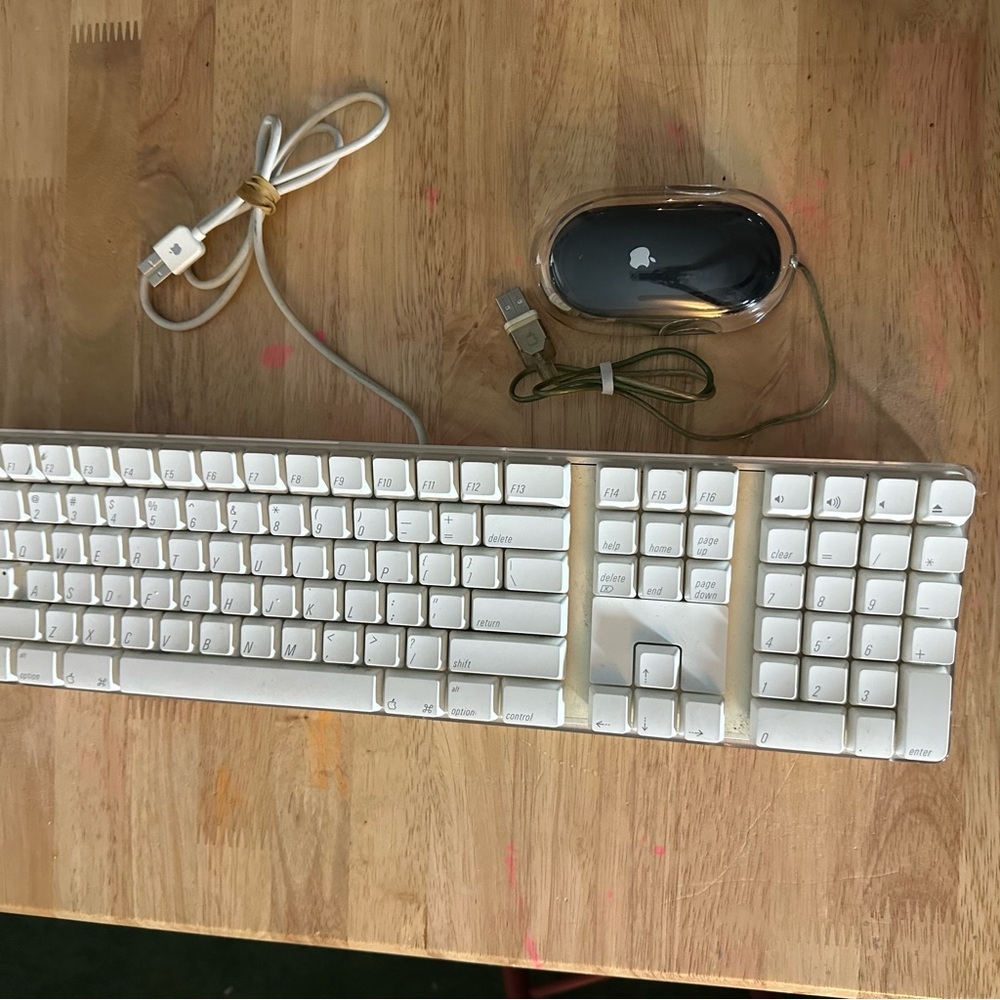 Vintage Apple Keyboard   With Black Apple Mouse  USB Preowned